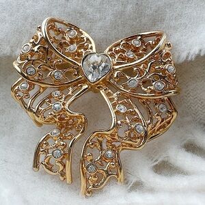 Smithsonian Avon Gold Tone Bow Heart Crystal Brooch - Women's Jewelry